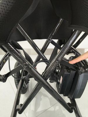 Chaise roulante électrique légère de 11,5 kg avec cadre en fibre de carbone et siège étendu