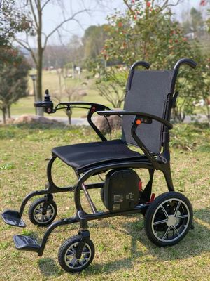 Chaise roulante électrique légère de 11,5 kg avec cadre en fibre de carbone et siège étendu