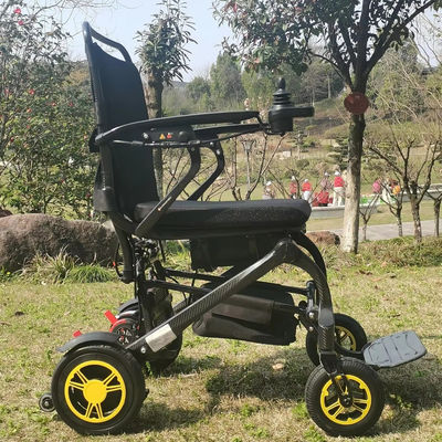 Les personnes handicapées et les personnes âgées peuvent voyager plus facilement grâce à un fauteuil roulant électrique en fibre de carbone