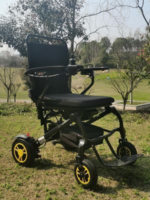 Distance de conduite de 10 km Chaise roulante électrique en fibre de carbone pour personnes handicapées