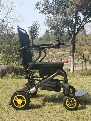 Distance de conduite de 10 km Chaise roulante électrique en fibre de carbone pour personnes handicapées
