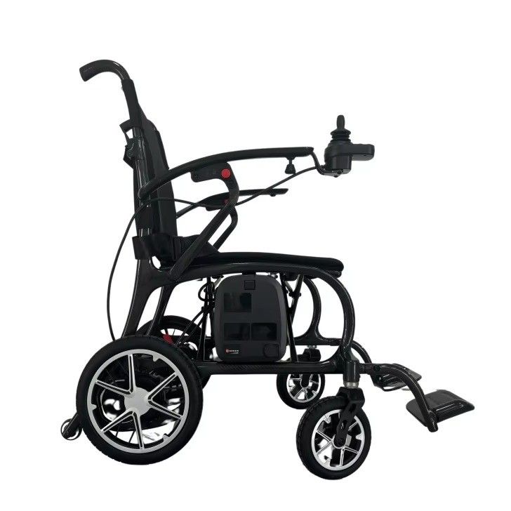 Chaise roulante pliable en fibre de carbone pour un transport facile et un moteur puissant